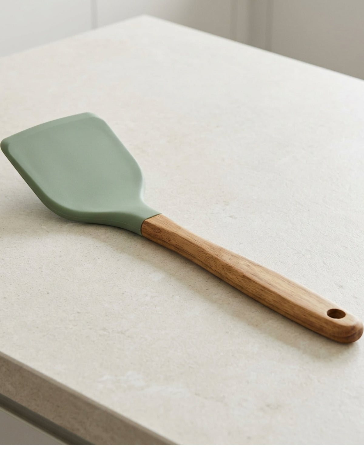 Fmxtn Solid Silicone Turner Acacia Handle Sage 32 cm - Lifestyle view